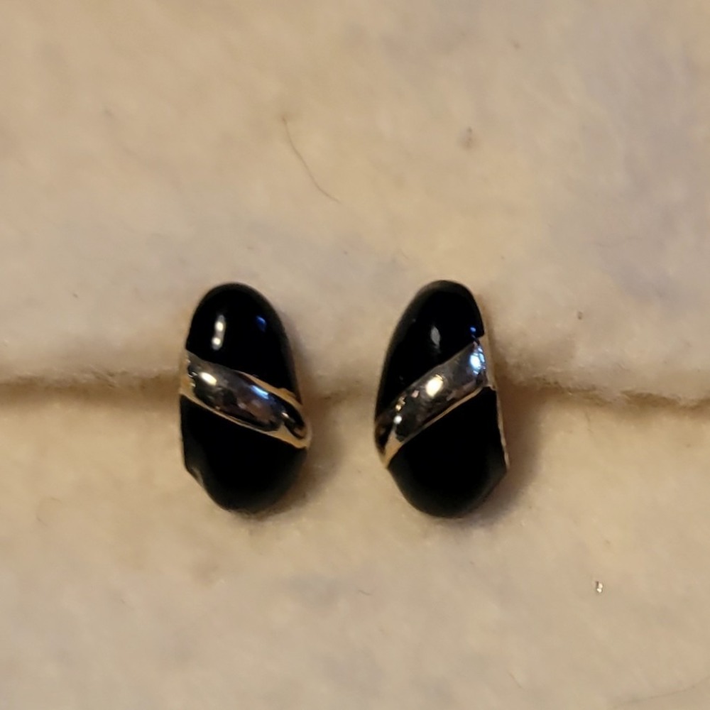 Vintage Unsigned Black Enamel & Gold Tone Half Hoop Stud Pierced 1/2"‎  Earrings